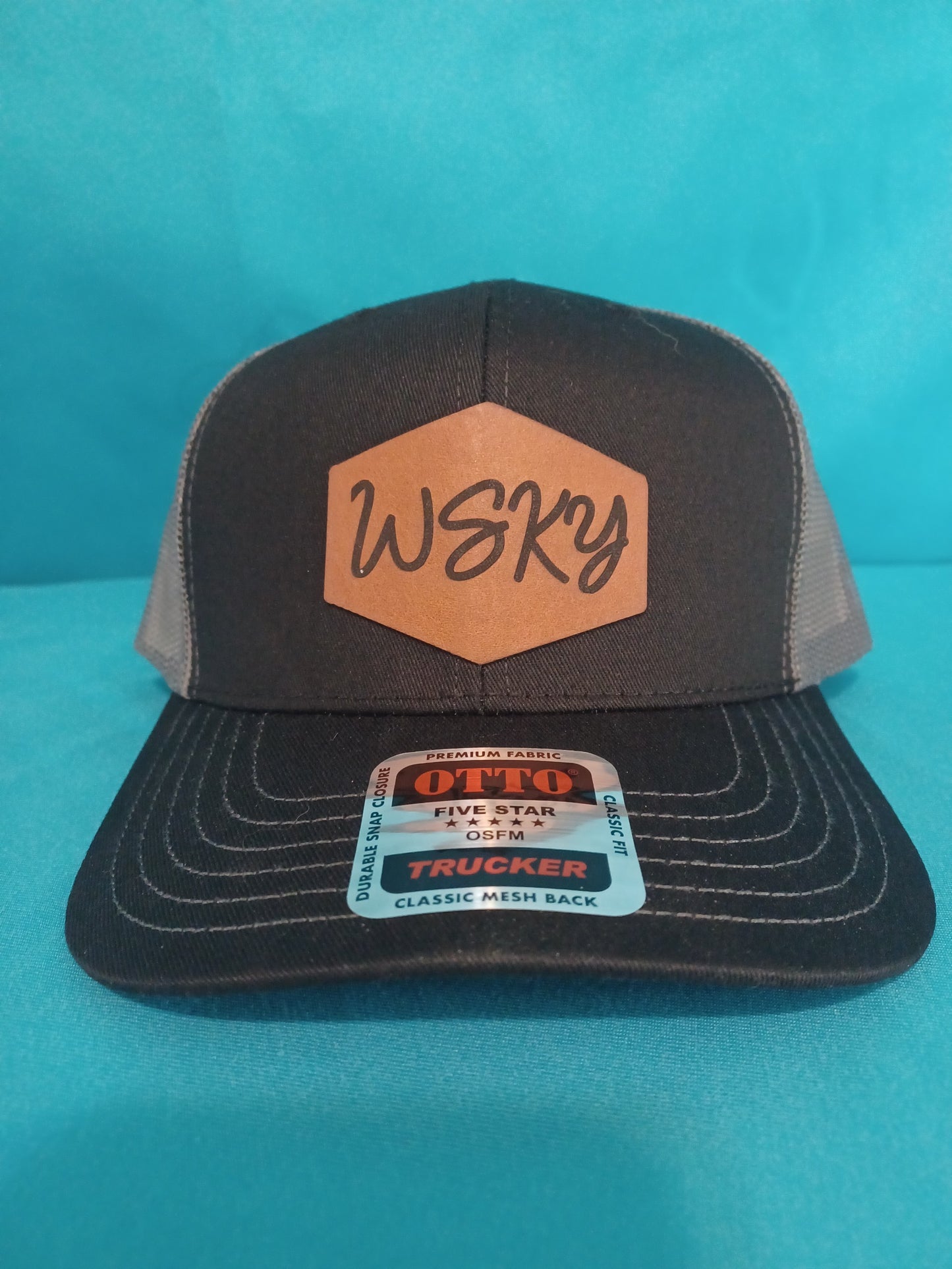 OTTO Classic Fit mesh back with snap closures and leather patch